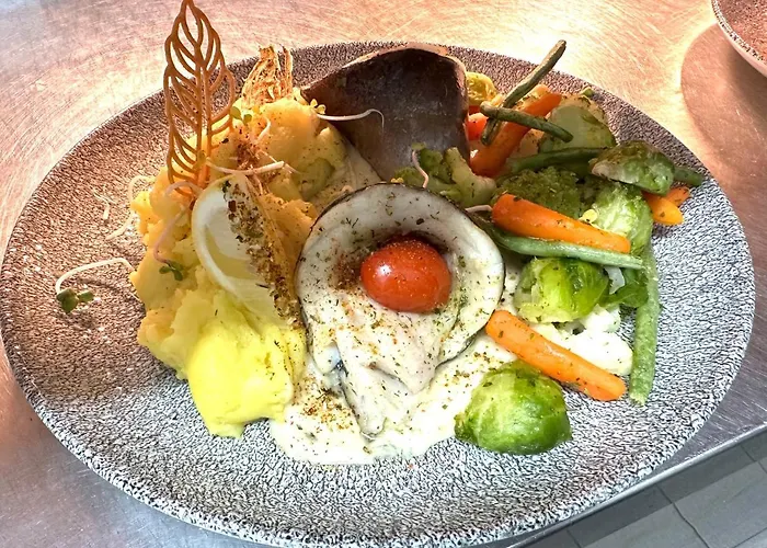 מלון דירות Guzulka & Restaurant 3*