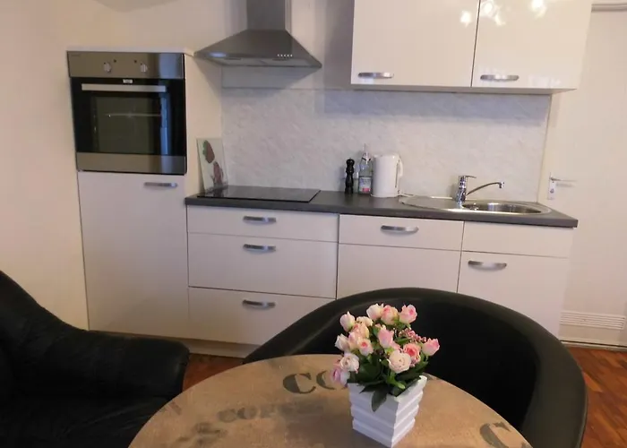 Guzulka & Restaurant מלון דירות