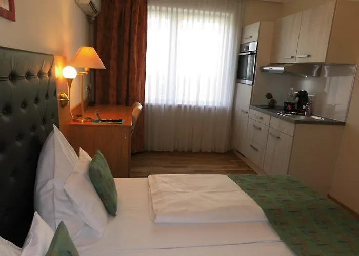 מלון דירות Guzulka & Restaurant 3*